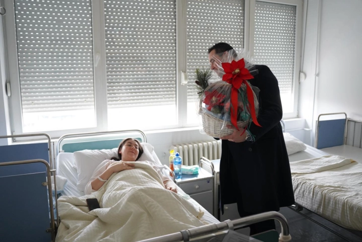 Градоначалникот Костадинов на првороденото бебе му врачи штедна книшка со 40 илјади денари