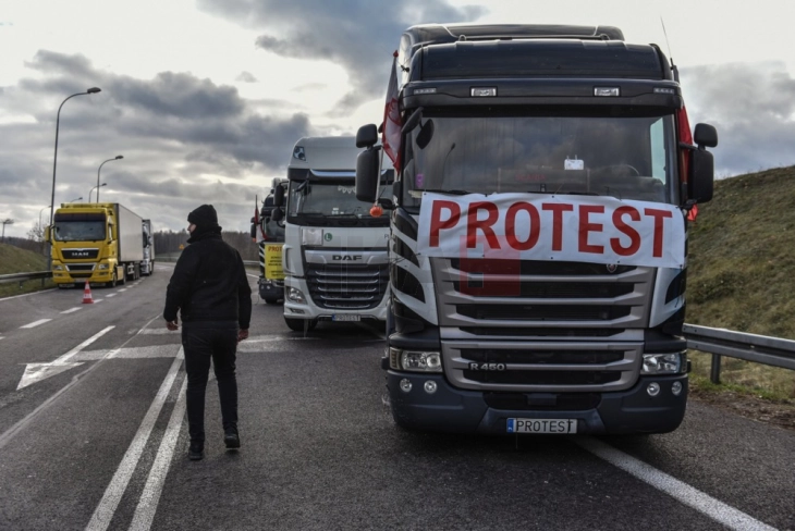 Полските земјоделци продолжија со блокадите на границата со Украина 