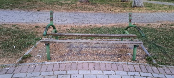 Демолирано детско игралиште во Тетово, општината бара полицијата да ги најде сторителите