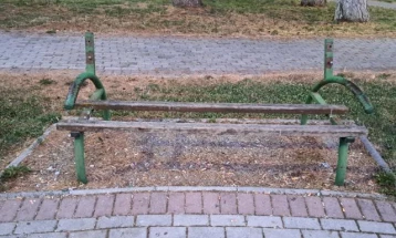 Демолирано детско игралиште во Тетово, општината бара полицијата да ги најде сторителите