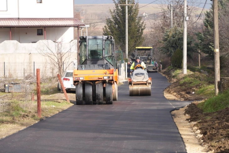 Почна асфалтирање на улици во кумановското село Доброшане