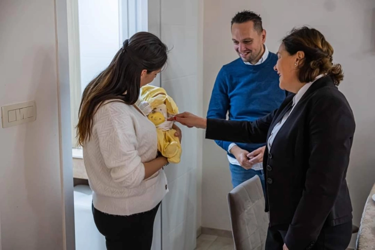 Машко првото бебе годинава во Крива Паланка, градоначалникот му додели подароци од општината