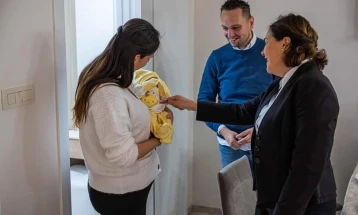 Машко првото бебе годинава во Крива Паланка, градоначалникот му додели подароци од општината
