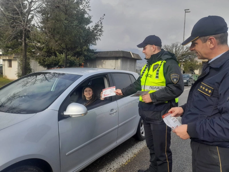 Полицајците во Тетово делеа летоци за кампањата „Среќни, весели и безбедни празници во секој дом - вози одговорно, патувај безбедно“