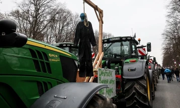 Hundreds of tractors in farmers' protest at Berlin's Brandenburg Gate