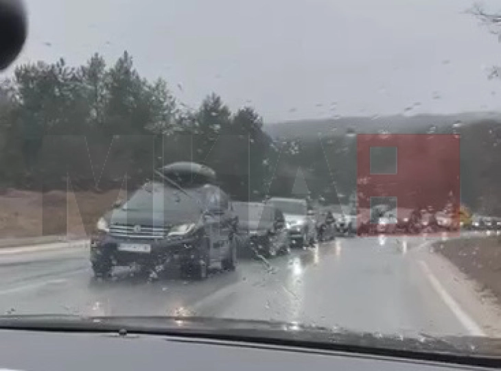 Një kolonë automjetesh edhe më tej pret  për dalje nga shteti  në vendkalimin kufitar Dellçevë - Stanke Lisiçkovë