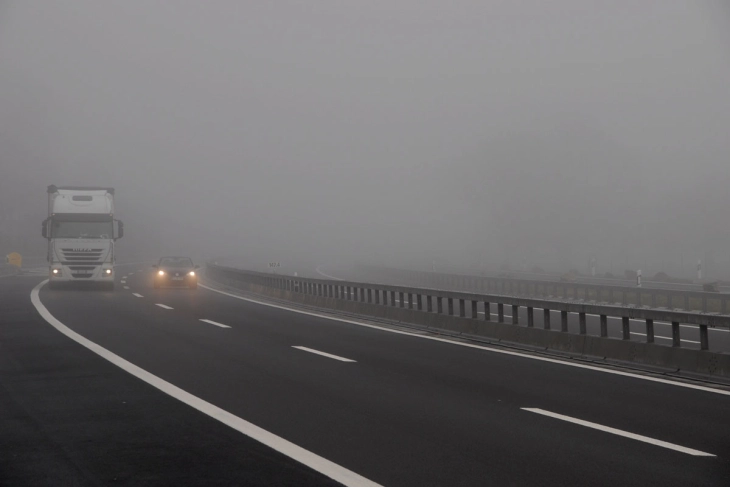 Намалена видливост од 20 до 50 метри поради магла на патот Попова Шапка-Лисец