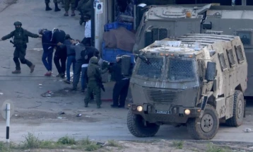 Снимка покажува како израелски војници со возило прегаазуваат тело на застрелан Палестинец