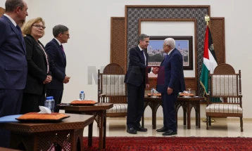 Blinkeni mbërrin në Ramallah për një takim me presidentin palestinez Abas