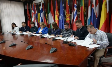 Потпишани договорите со првата генерација стипендисти на Министерството за одбрана
