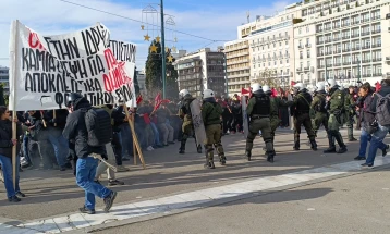 Tensione para Parlamentit grek në protestën e studentëve kundër hapjes së fakulteteve private