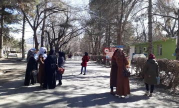 KB-ja e shqetësuar për arrestimet e grave afgane për shkelje të kodeve të veshjes