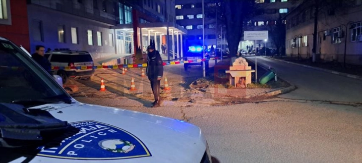 Две лица повредени во пукање пред тетовската болница