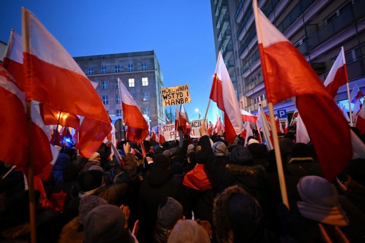 Tens of thousands of Poles demonstrate against new Tusk government