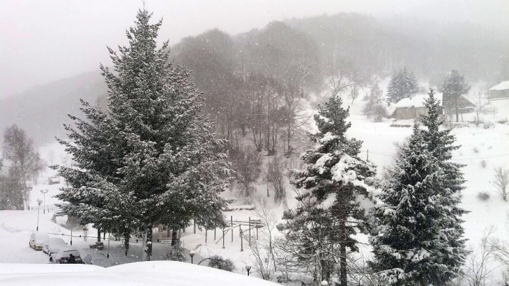 Janë shpëtuar persona të cilët me automjet kanë ngecur në dëborë pranë Ponikvës