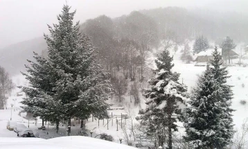 Janë shpëtuar persona të cilët me automjet kanë ngecur në dëborë pranë Ponikvës
