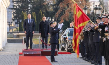 Премиерот Ковачевски го пречека премиерот на Ирска, Варадкар со највисоки државни почести