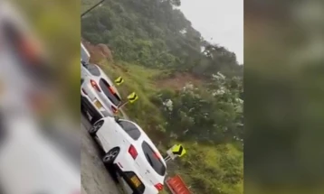 Një ortek me baltë dhe gurë ka mbuluar një rrugë në Kolumbi, të paktën 18 të vdekur