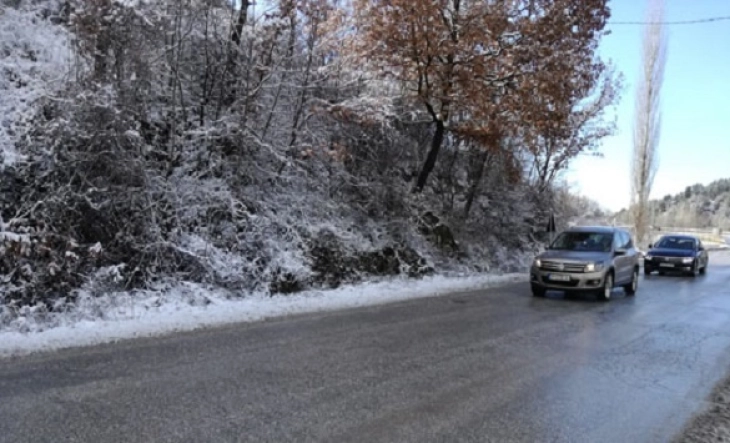 Сообраќајот на државните патишта во зимски услови, по наместа влажни коловози