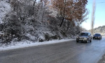 Сообраќајот на државните патишта во зимски услови, по наместа влажни коловози
