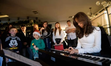 Донатори обезбедија пијано за усовршување на музички таленти од Крива Паланка