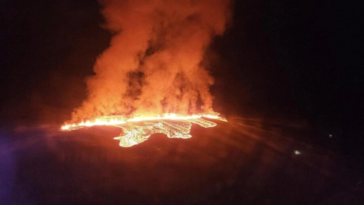 Pas shpërthimit të vullkanit lava arrin te shtëpitë e qytetit Grindavik