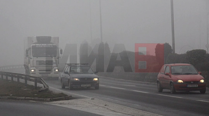 Снег на превоите Буково и Пресека, магла на патот  Делчево – Македонска Каменица
