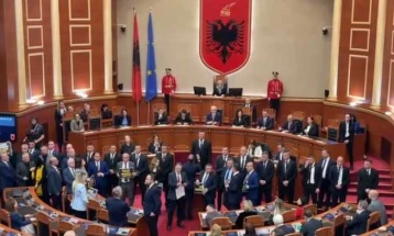 Opozita shqiptare e pengoi presidentin Begaj të mbajë fjalim në Kuvend, mazhoranca i votoi ministrat e rinj