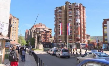 Фрлена бомба во Косовска Митровица,  во експлозијата повредени две лица