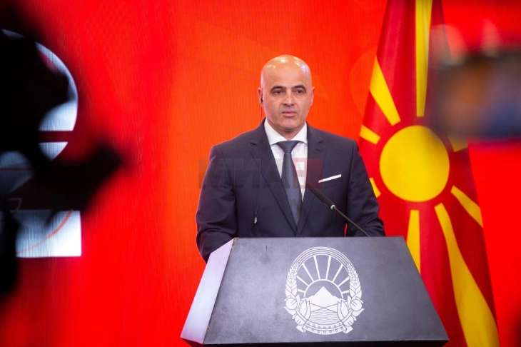 Kryeministri Kovaçevski në inspektim të punëve ndërtimore për ndërtimin e ndërtesës sociale në komunën e Butelit