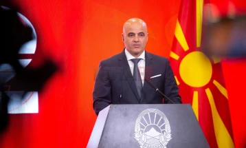 Kryeministri Kovaçevski në inspektim të punëve ndërtimore për ndërtimin e ndërtesës sociale në komunën e Butelit