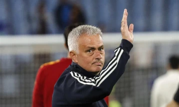 Roma choose former captain De Rossi as coach after sacking Mourinho