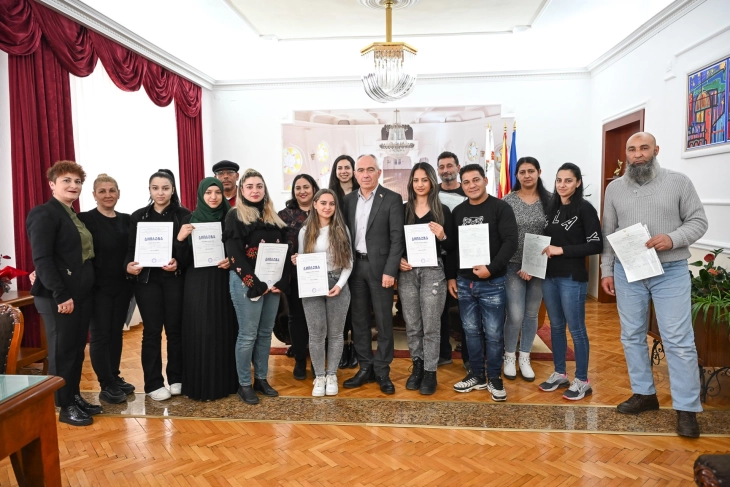 Коњановски додели дипломи стекнати преку програмата „Ромактед“
