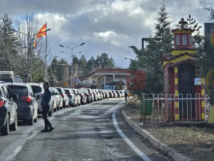 Të paktën dy orë pritet në vendkalimin kufitar afër Dellçevës për të hyrë në Bullgari (video)