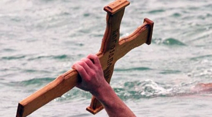 Трајче Камчев го фати крстот положен во браната Моклиште кај Кавадарци 
