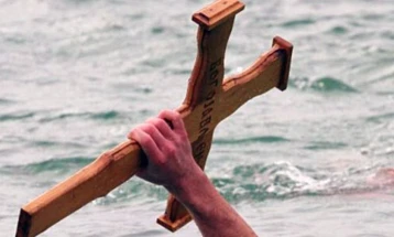 Трајче Камчев го фати крстот положен во браната Моклиште кај Кавадарци 