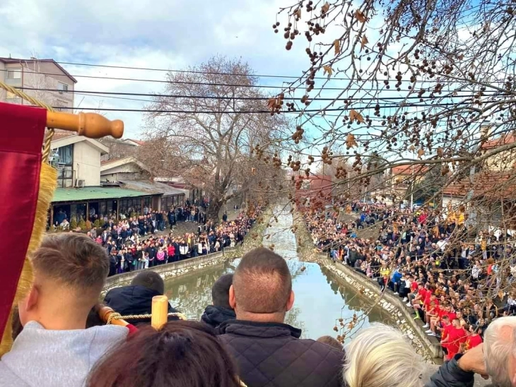 Илија Петров го фати чесниот крст во водите на реката Луда Мара