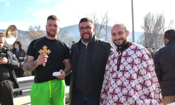Предраг Лазаревски го фати крстот во реката Бошавица во Демир Капија 