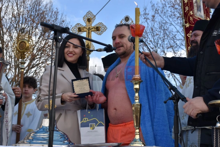 Љубе Шопов го фати светиот крст во Струмица