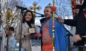 Љубе Шопов го фати светиот крст во Струмица