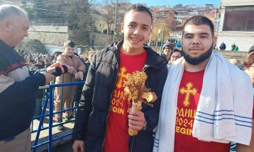 Игор Јорданов го фати крстот во Вардар во Велес