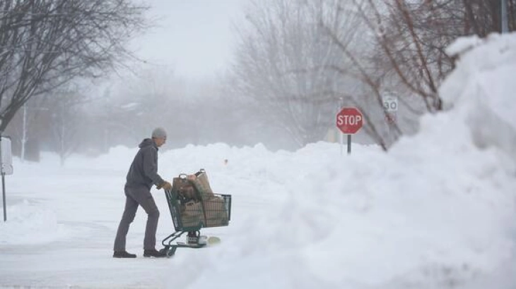 Најмалку 47 смртни случаи во налетот на снежни бури и студ во САД 