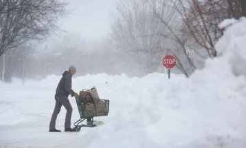 Најмалку 47 смртни случаи во налетот на снежни бури и студ во САД 
