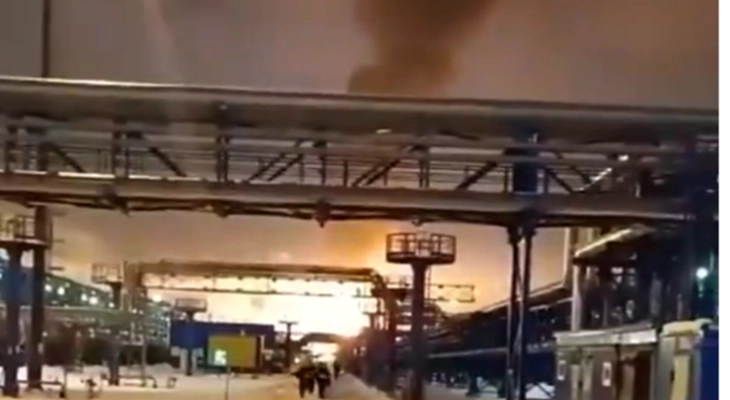 Zjarr në një terminal të gazit në afërsi të Shën Petersburgut