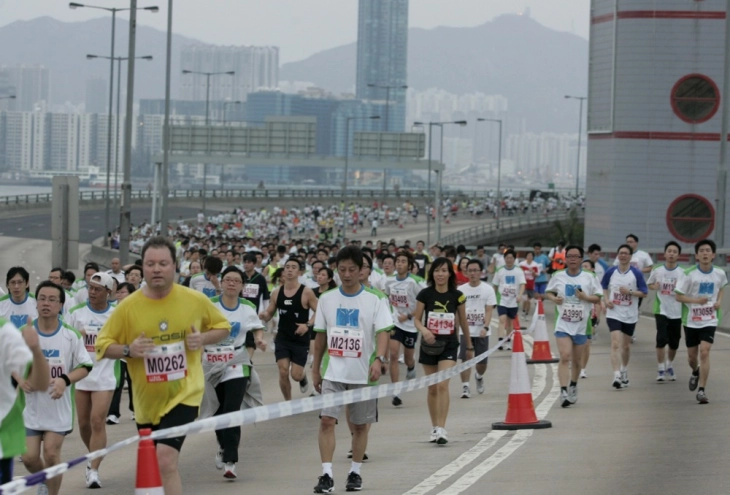 Едно лице загина, а повеќе од 800 спортисти се повредени за време на маратонот во Хонг Конг