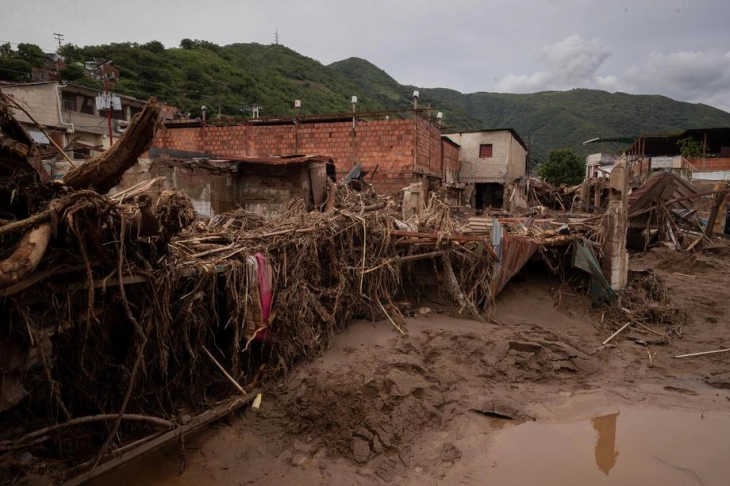 Спасувачите извлекле девет тела по лизгање на земјиште кое затрупа 47 луѓе во југозападна Кина