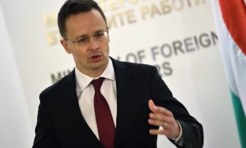 Sijarto: Hungaria nuk do të financojë dërgesë të armëve për Ukrainën
