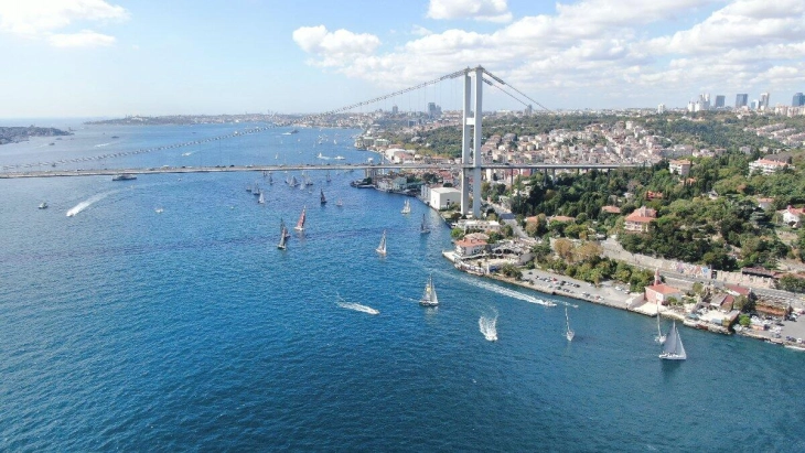 Një anije transportuese është përplasur në një anije të ngarkuar me kontejnerë në portin Aharkapi në Stamboll