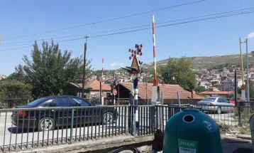 Поради расипана локомотива, затворен преминот за возила и пешаци на новиот мост „Гемиџии“ во Велес