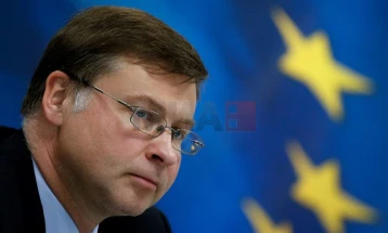 Dombrovskis thotë se sulmet në Detin e Kuq ende nuk kanë ndikuar në çmimet e energjisë apo të mallrave